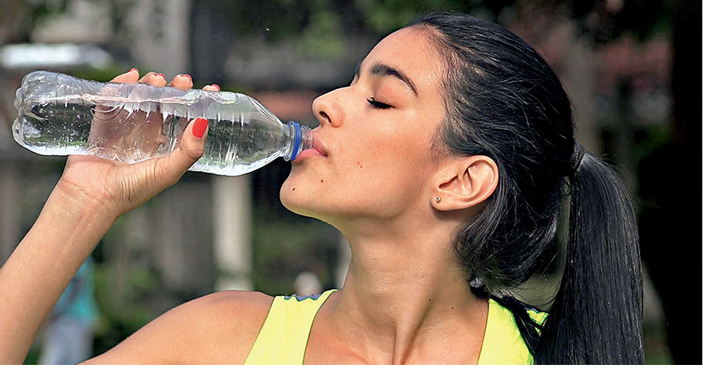 Ученые выпили воду. Подросток пьет воду. Икота выпить воды. Girl drinking Water. Thirsty teenager.
